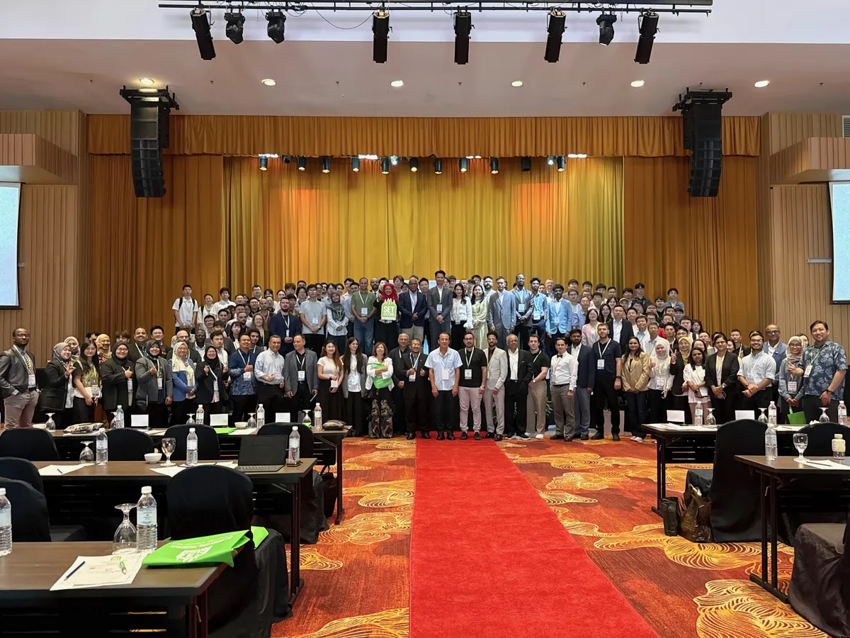 The delegates of SET2026 gathered at the front of the hall for a group photograph at the close of the conference