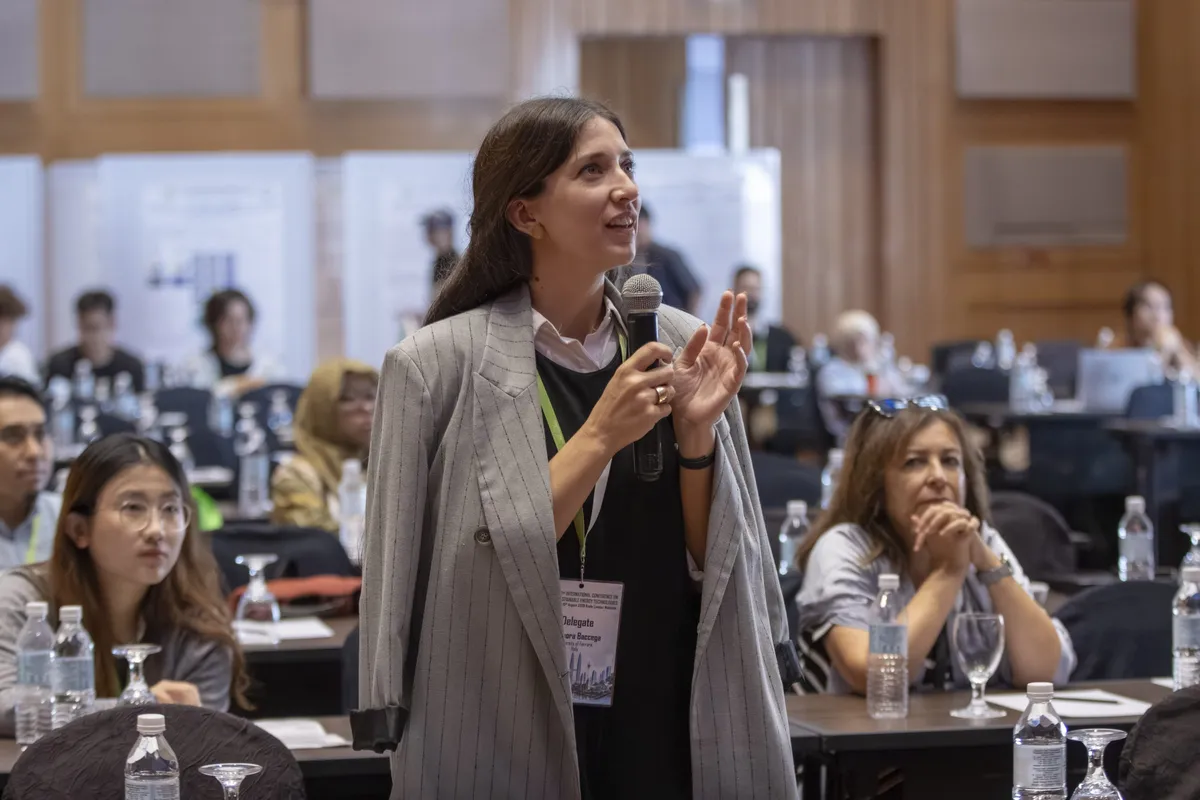 A member of the Society speaking from the floor at a session of SET2026